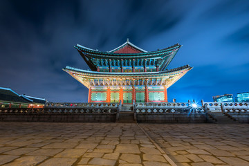 Obraz premium Korea,Gyeongbokgung palace at night in Seoul, South Korea.
