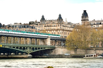 Naklejka premium Le métro parisien sur un pont de la Seine