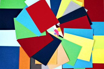 Papierbogen in vielen bunten Farben