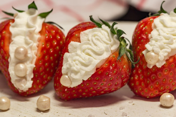 Erdbeeren mit Sahnefüllung