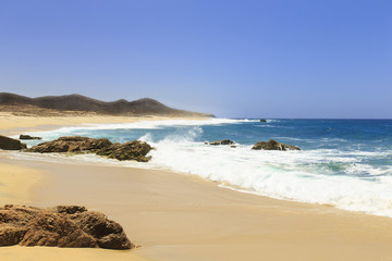 Fototapeta na wymiar Crashing Waves along the Baja Peninsula
