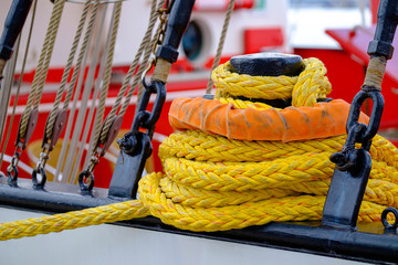 Segelschiffe, Tauwerk und Takelage auf Großsegler mit Ruder und Masten