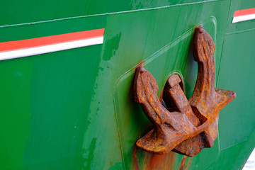 rostiger Anker an grüner Bordwand eines Segelschiffes, Dreimaster