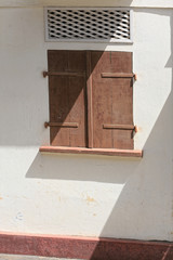 Ombres et lumière sur un volet de maison créole à Cayenne, Guyane française