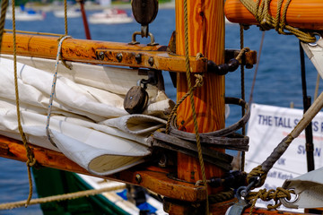 Großsegler und Segelschiff mit Takelage und Tauwerk