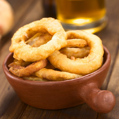 Frische hausgemachte in Bierteig gebratene Zwiebelringe (Selektiver Fokus, Fokus auf die...