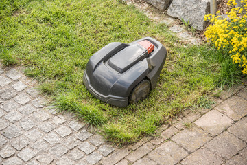 Rasen mähen - Mäh Roboter mäht selbständig den Rasen