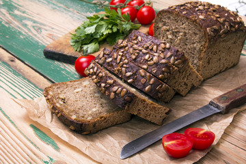 wholemeal bread with sunflower seeds and delicious fresh vegetables