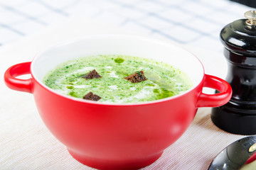 Spinach soup with croutons