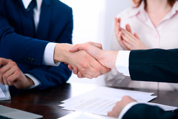 Obraz premium Business people shaking hands finishing up a meeting