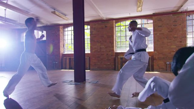  Outnumbered martial arts fighter skilfully uses nunchaku to beat opponents