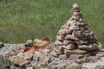 Steinpyramide an einem Rastplatz im Fränkischen Seenland