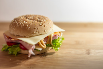Panino con mortadella formaggio pomodoro e insalata