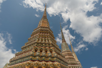 Fototapeta premium Gebäude einer buddhistischen Tempelanlage in Bangkok vor blauem Himmel