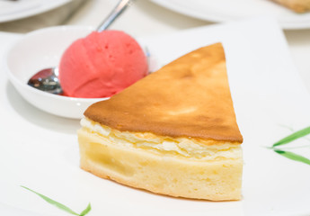cheese cake with ice cream