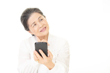 スマートフォンを持つ年配者