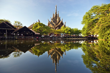 Sanctuary of truth and park in Pattaya reflecting in water - obrazy, fototapety, plakaty
