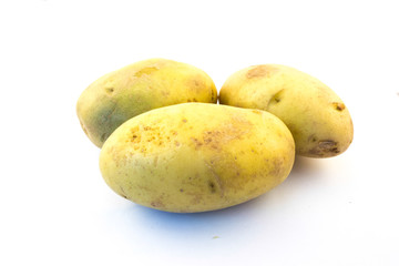 Kartoffeln auf weißem Hintergrund