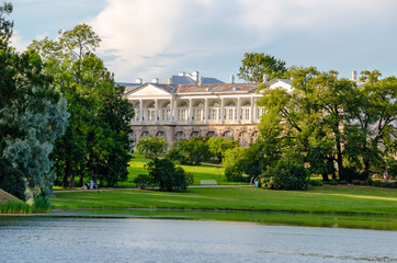 Obraz premium View gallery on the banks of a calm lake surrounded by trees