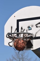Korbball: Beim Straßenbasketball ist der Basketball in den Korb geworfen und versenkt. 