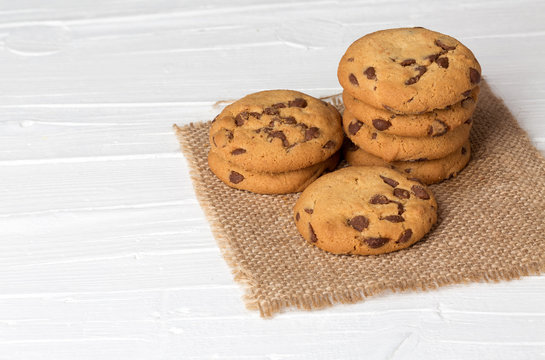 Cookies auf weißem Holz-Hintergrund und Leinentuch