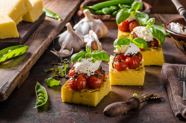 Grilled polenta with tomatoes