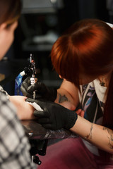 Obraz na płótnie Canvas girl tattoo girl tattoo making.