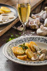 Mushroom sauce with roasted potatoes