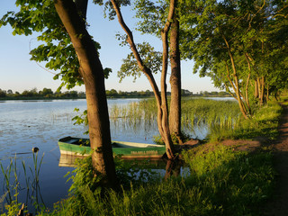 grünes Angelboot an der Nogat bei Marienburg in Polen