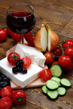 Feta formaggio greco con ingredienti per insalata greca
