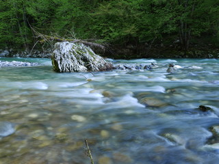 pause longue sur rivière de montagne