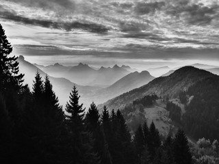 panorama montagne noir et blanc