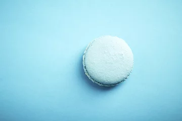 Crédence de cuisine en verre imprimé Macarons top view of tasty blue macaron