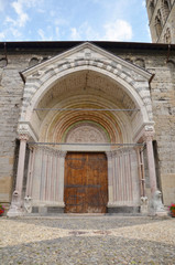 Fototapeta na wymiar Cathédrale Notre-Dame du Réal d'Embrun (Hautes-Alpes)
