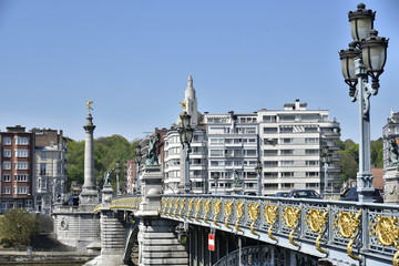 Réverbères et rambardes dorées du pont monumental de Fragnée traversant la Meuse à Liège