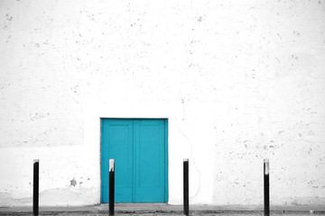 Stillgelegtes Theater / Der Seiteneingang eines alten im spanischen Stil gebauten Theaters mit...