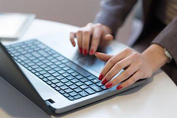 Obraz premium Hands of a businesswoman typing on laptop.