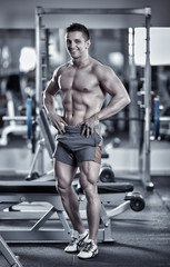 Obraz na płótnie Canvas Male fitness model in the gym