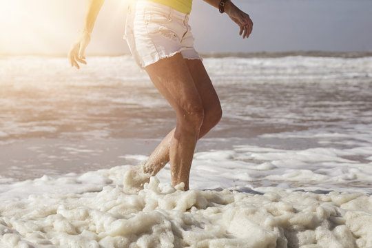 femme senior courant dans la mer