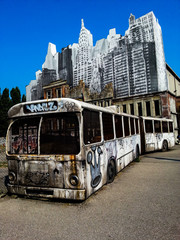 Obraz na płótnie Canvas Автобус постапокалипсис