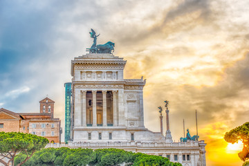Naklejka premium Altar of the Fatherland profile at sunset in Rome, Italy