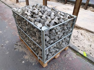 Großer Behälter mit Kleinpflastersteinen