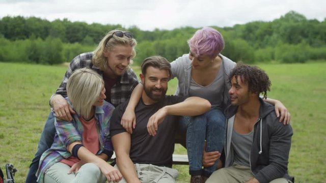  Portrait of happy group of hipster friends outdoors in the countryside. 