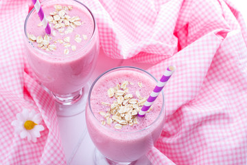 Obraz na płótnie Canvas Strawberry smoothie with oat