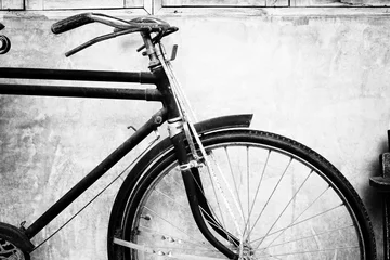 Schilderijen op glas Zwart-witfoto van vintage fiets - filmkorrelfiltereffectstijlen © jakkapan