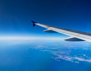 Obraz na płótnie Canvas Blick aus Flugzeug über Montpellier mit Tragfläche