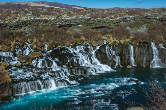 Hraunfossar Wasserf&auml;lle in Island bei Husafell und Reykholt am Barnafoss