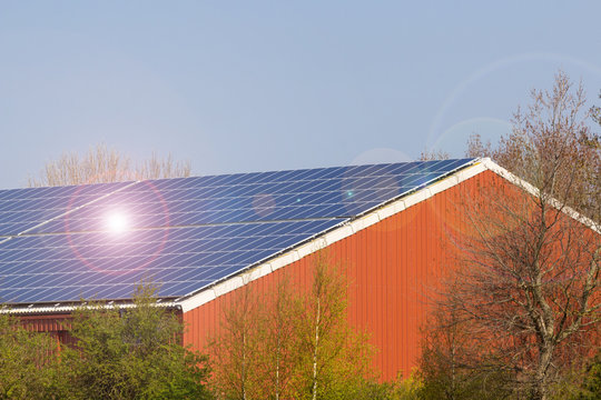 Scheune mit Solarzellen auf dem Dach