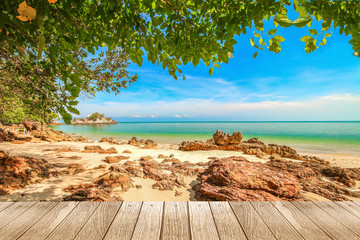 Fototapety  Piękna plaża w południowej Tajlandii z deską pod zdjęciem