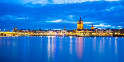 Naklejka premium Cologne cityscape at night in Germany